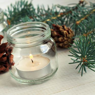 Na staklenku sa svijećom zalijepite lijepu poruku