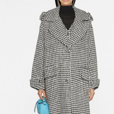 Iris Livaja nosi kaput pepita uzorka danskog brenda Rotate - 2