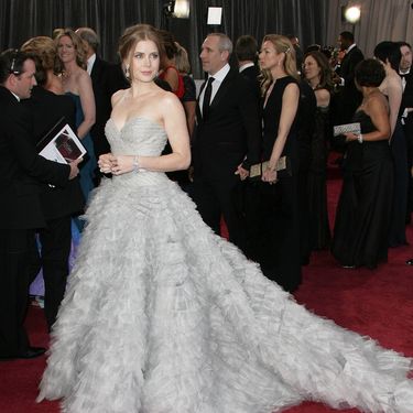 Slavne žene u sivim kreacijama na crvenom tepihu - 3