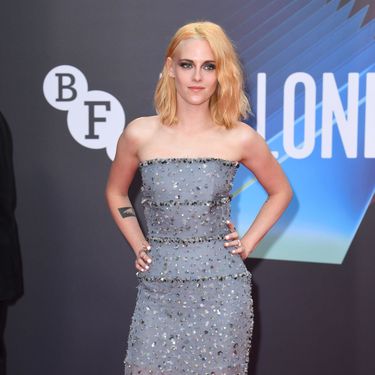 Slavne žene u sivim kreacijama na crvenom tepihu - 5