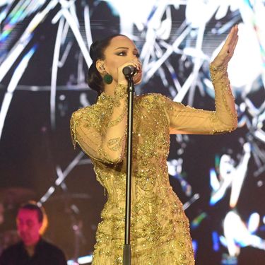 Aleksandra Prijović u zlatnoj mini haljini na trećem koncertu u Areni Zagreb - 8