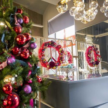 Božićno uređenje frizerskog salona Vikler i ruž - 3