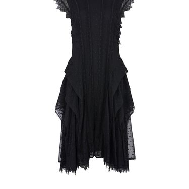 Vanna u crnoj haljini i crvenim čizmama