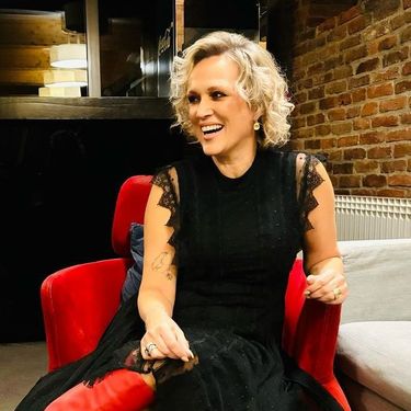 Vanna u crnoj haljini i crvenim čizmama