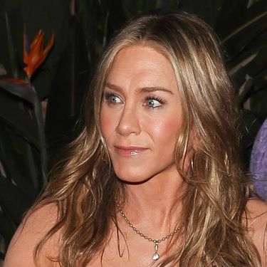 Jennifer Aniston u crnom kombinezonu u večernjem izlasku u Los Angelesu - 2