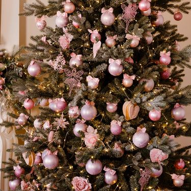 Pastelna ružičasta sve je češći odabir prilikom kićenja božićne jelke