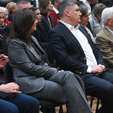 Sanja Musić Milanović u elegantnom odijelu na promociji knjige