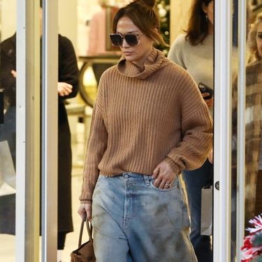 Jennifer Lopez odobrila trend naoko prljavih traperica