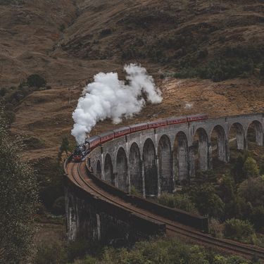 vlak naziva hogwarts express dok vozi preko mosta u poznatoj sceni iz harry pottera