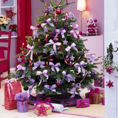 Božićno drvce ukrašeno velikim mašnama - 7