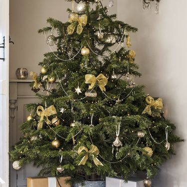 Božićno drvce ukrašeno velikim mašnama - 9