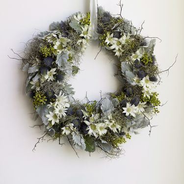 Božićni vijenci za vrata ukrašeni cvijećem - 4