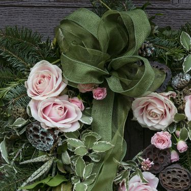 Božićni vijenci za vrata ukrašeni cvijećem - 7