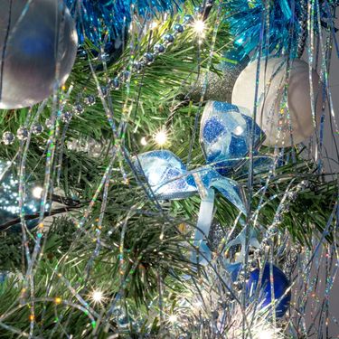 Lamete sjajno izgledaju na božićnom drvcu