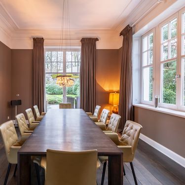 Mocha Mousse je boja godine 2025.