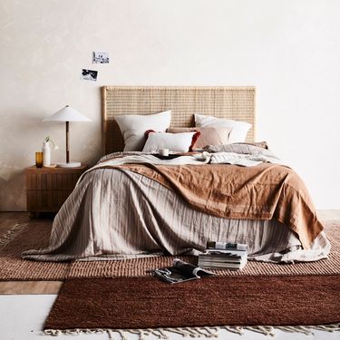 Mocha Mousse je boja godine 2025.