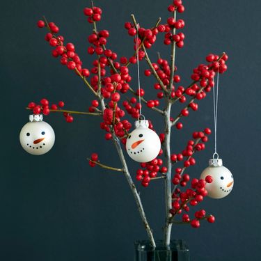 Grančice u vazi ukrašene kuglicama