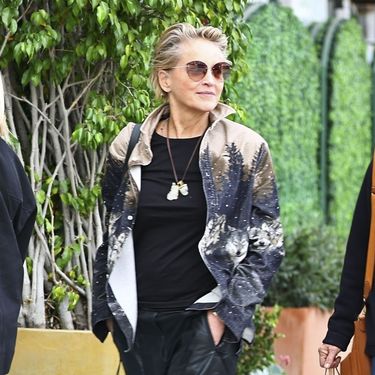 Sharon Stone u kožnatim hlačama i cipelama 'istrošenog' izgleda - 1