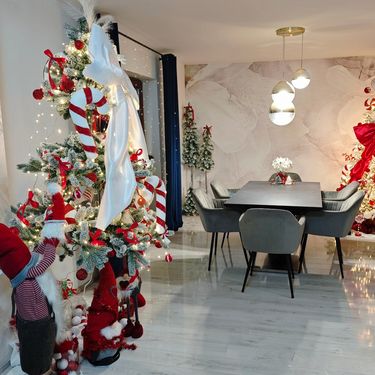 Božićno drvce s predimenzioniranom mašnom