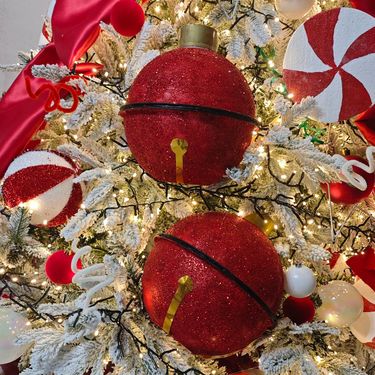 Božićno drvce s predimenzioniranom mašnom