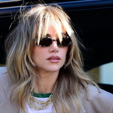 Suki Waterhouse nosi slojevite šiške