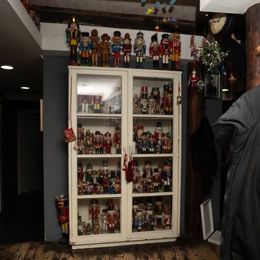 Primabalerina Mirna Sporiš pokazala nam je svoj prekrasan zagrebački stan u kojem ima vitrinu s preko 150 lutkica orašara - 12