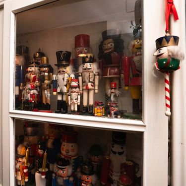 Primabalerina Mirna Sporiš pokazala nam je svoj prekrasan zagrebački stan u kojem ima vitrinu s preko 150 lutkica orašara - 13