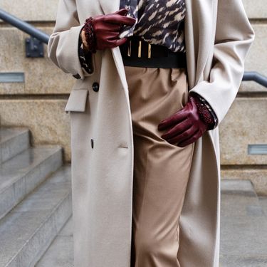 Žena u elegantnim hlačama