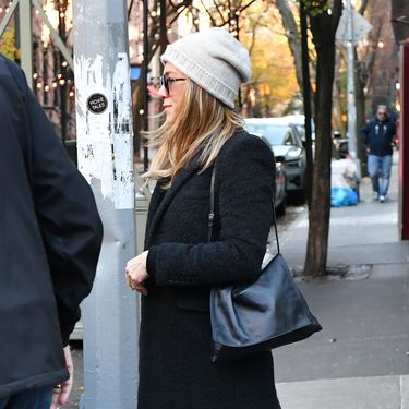 Jennifer Aniston u bijelim tenisicama i širokim trapericama - 1