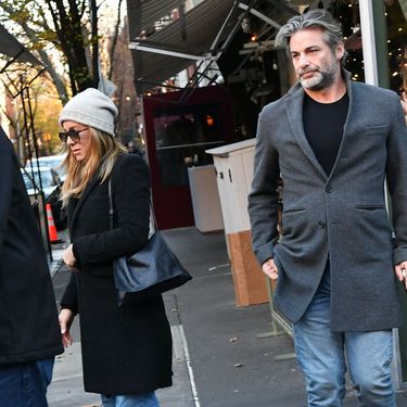 Jennifer Aniston u bijelim tenisicama i širokim trapericama - 4