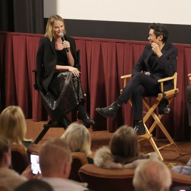 Charlize Theron u suknji i oksfordicama - 1