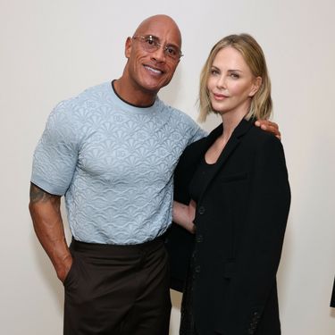 Charlize Theron u suknji i oksfordicama - 5