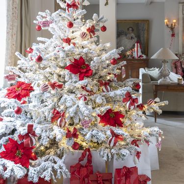 Umjesto zlatne, crvenu možete izvrsno kombinirati i s bijelom