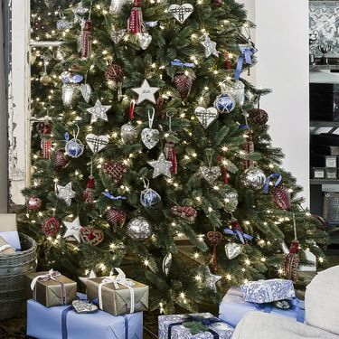 Svatko ima svoj stil kićenja božićnog drvca i svaki je lijep na svoj način