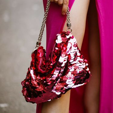 Blještava torbica sjajan je poklon za prijateljicu koja voli šljokice