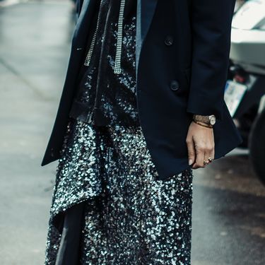 Duge suknje sa šljokicama popularan su izbor svakog prosinca