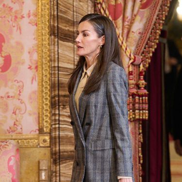 Kraljica Letizia u odijelu i cipelama s debelom petom - 2