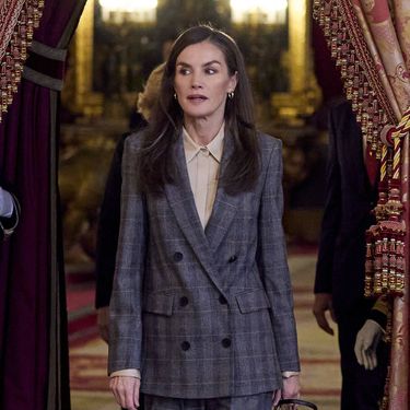 Kraljica Letizia u odijelu i cipelama s debelom petom - 4