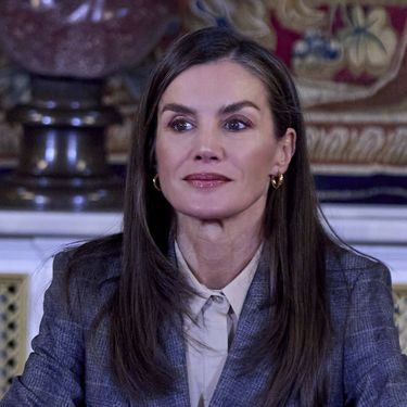 Kraljica Letizia u odijelu i cipelama s debelom petom - 7