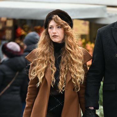 Ulična moda Zagreb dama s čizmama visokih sara podstavljenima krznom 2025. - 3