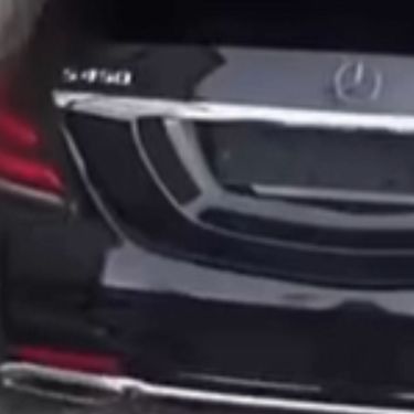 Neobičan način prijevoza Mercedesa u kontejneru