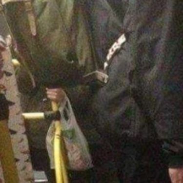 Muškarac u javnom prijevozu s kotlom u ruci