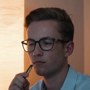 Intelektualac pred računalom kako razmišlja