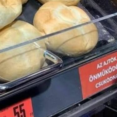 Miš koji jede pecivu u izlogu trgovine