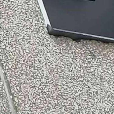 Neobično montirani televizor u jednom stanu