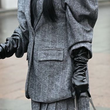 Ulična moda crnka u sakou predimenzionirane siluete Zagreb 2025. - 3