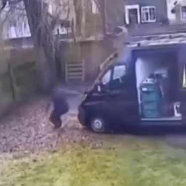 Muškarac ispred kombija