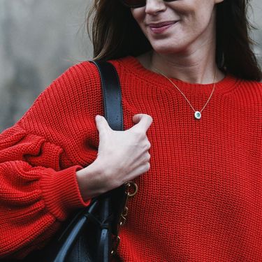 Crveni pulover odličan je dodatak prosinačkoj garderobi