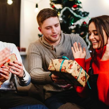 Božićni pokloni i poklanjanje