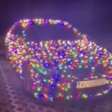 Automobil s lampicama